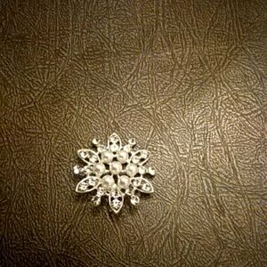 🌟NFS White Fake Pearl & White Rinestones Silver Tone Star 🌟 Pin